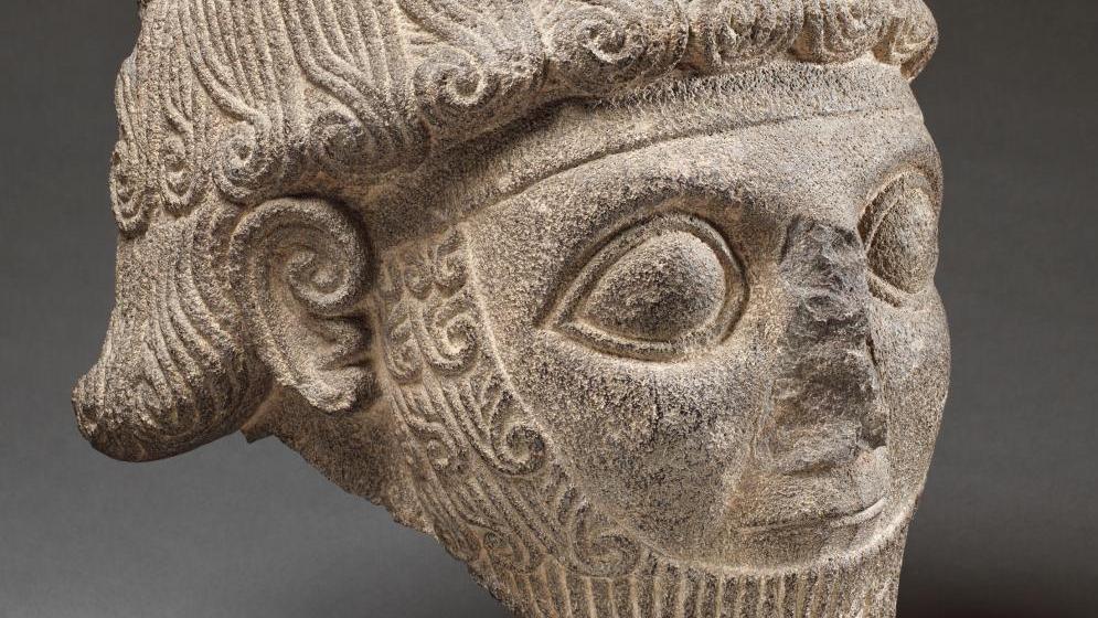 Tête colossale de Katuwas, souverain de Karkemish.  L’héritage hittite en perspective au musée du Louvre