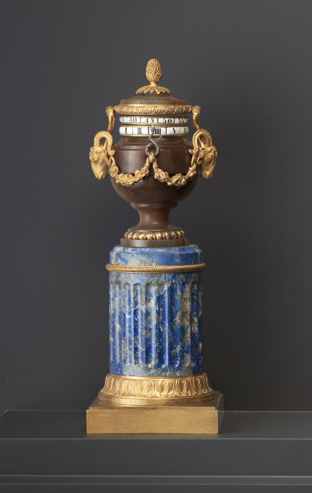 Petite pendule à cadran tournant, bronzes dorés par Pierre Gouthière, lapis-lazuli, agate, bronze ciselé et doré, émail, portant l’inscription sur la 