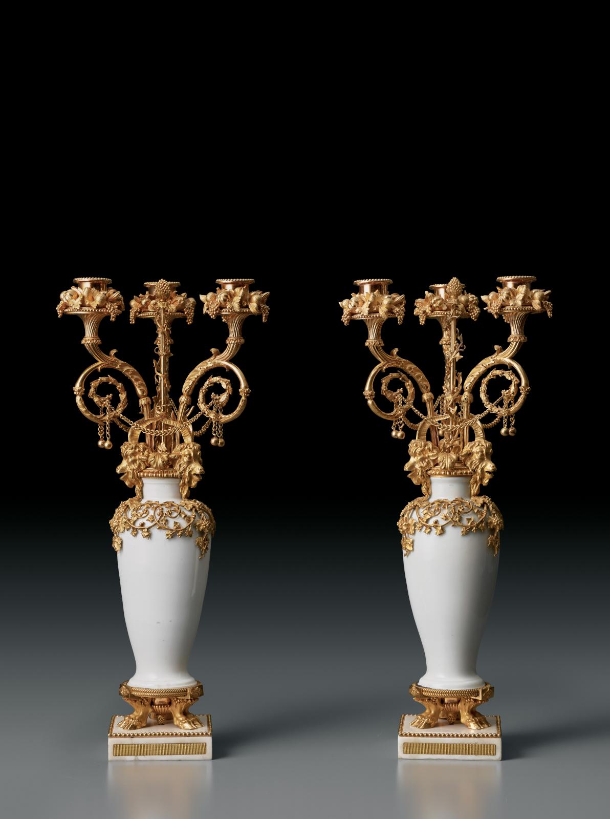 Paire de girandoles, un vase de porcelaine dure, manufacture de Meissen, vers 1720, le second, un remplacement ultérieur, bronzes dorés par Pierre Gou