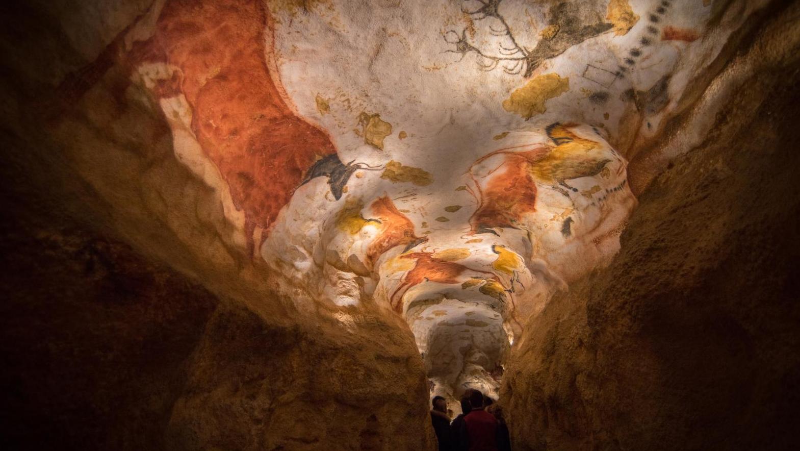 La grotte, diverticule axial, Centre international de l’art pariétal, Lascaux.  La préhistoire dessine un retour réussi