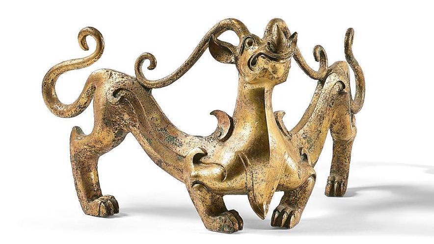 Chine, style des Han (206 av.-220 apr. J.-C.). Paire de piétements d’angle en bronze... Nostalgie de l’empire des Han