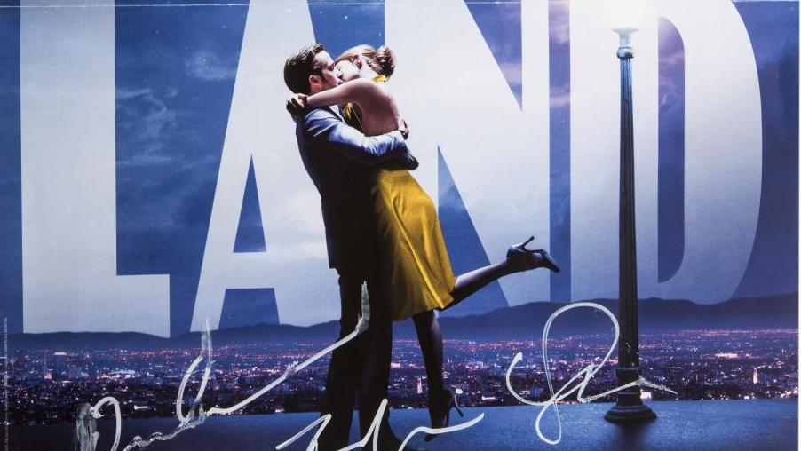 Affiche du film La La Land, signée par Ryan Gosling et Emma Stone, 52 x 39 cm. Estimation :... Du rêve et des étoiles pour les enfants à l’hôpital