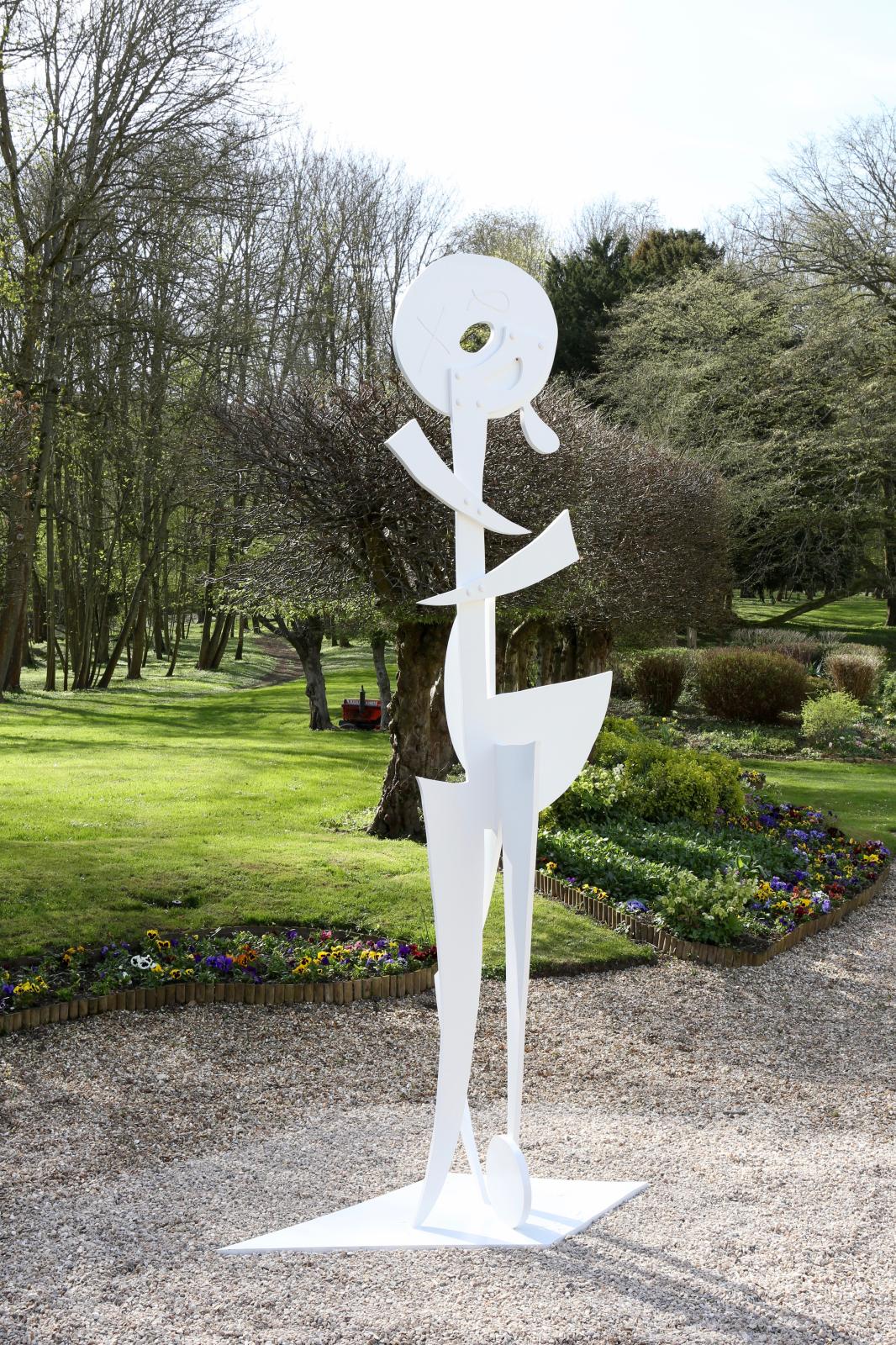 Une sculpture d’Aaron Curry dans le parc. Bernard Ruiz-Picasso et son épouse Almine souhaitent faire de Boisgeloup un lieu ouvert à l’art contemporain