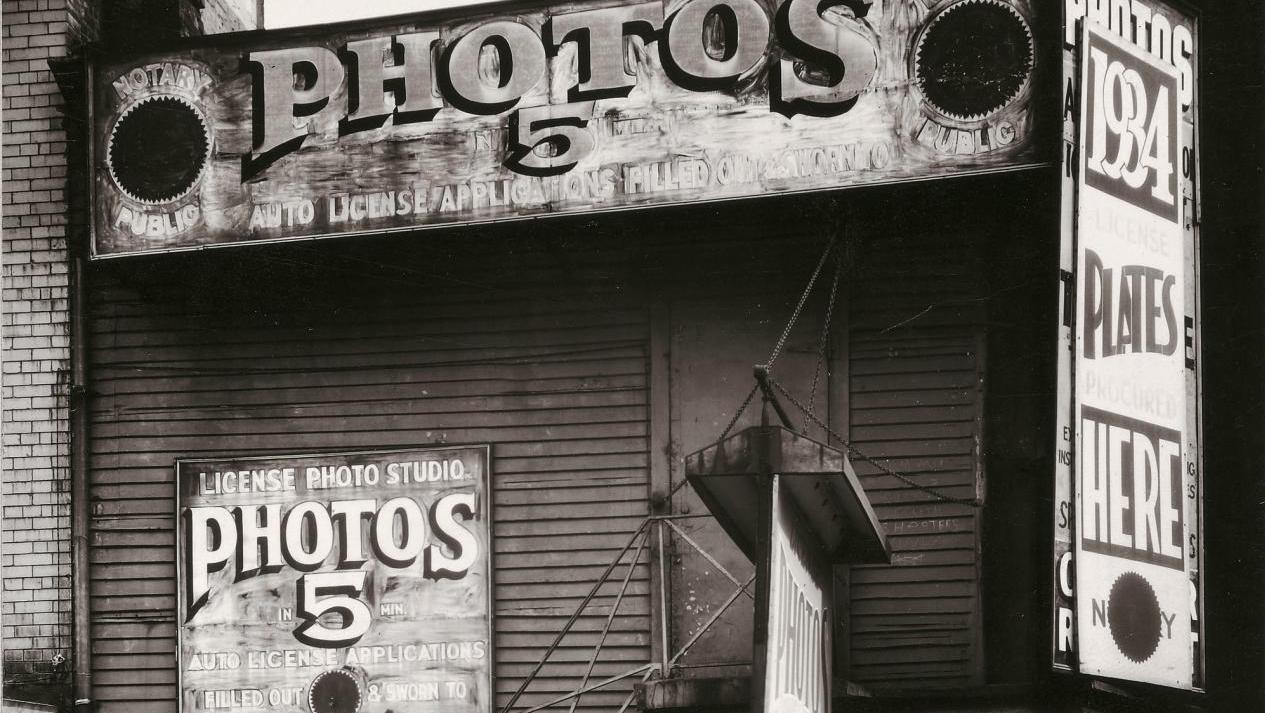 Walker Evans, License Photo Studio, New York, 1934, épreuve gélatino-argentique,... Karolina Ziebinska-Lewandowska