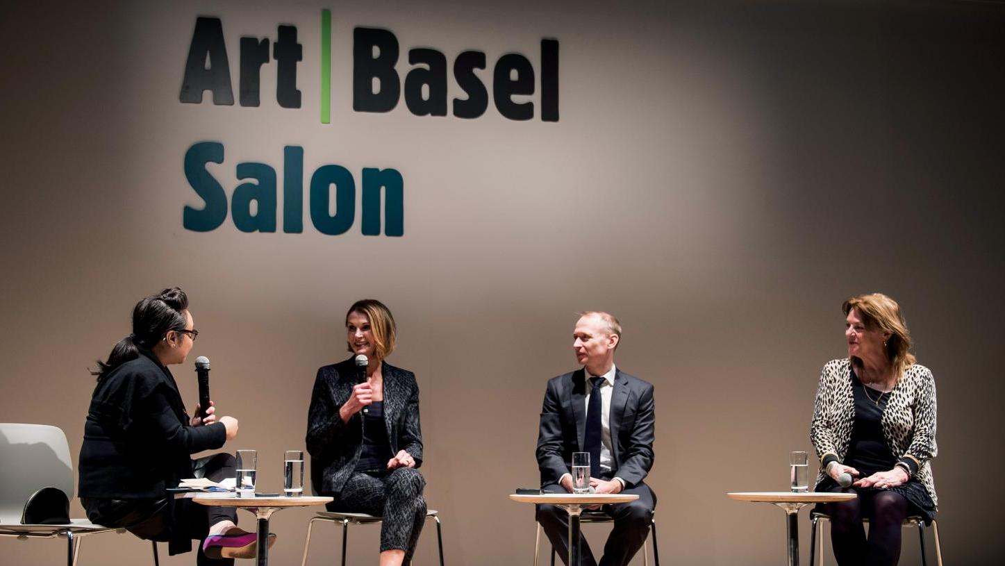 Clare McAndrew (deuxième à partir de la droite) présente son rapport à Art Basel... Le marché de l'art refait ses comptes 