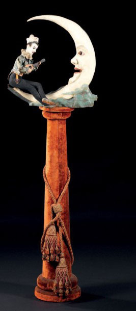 22 536 €Gustave Vichy, automate Pierrot donne aubade à la Lune, sur sa colonne, vers 1886, papier mâché, bois, verre et émail, 53 x 53 cm. Drouot, 9 m