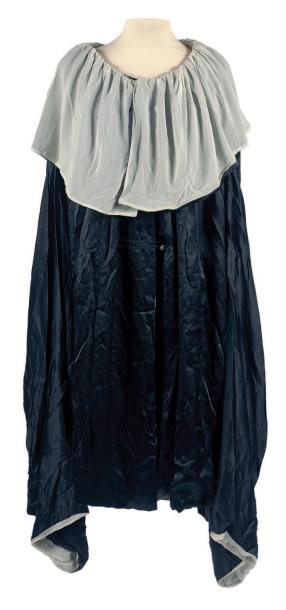 87 500 €Paul Poiret (1879-1944), manteau du soir «Willette» en satin noir doublé de crêpe blanc, ceinture à pompon à l’intérieur, vers 1910-1915.Drouo