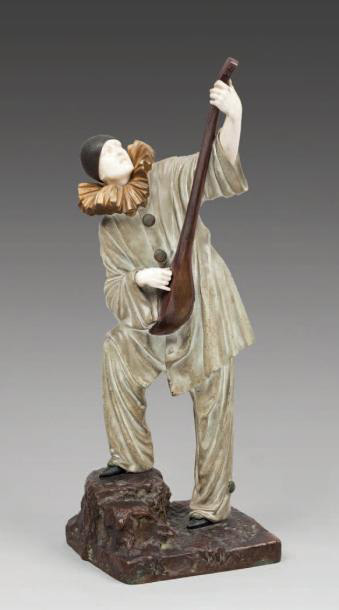 6 250 €Demeter H. Chiparus (1888-1950), Pierrot à la mandoline, sculpture en bronze et ivoire, signée, h. : 41,5 cm. Drouot, 1er juin 2012. Gros & Del