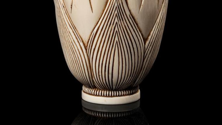 Eugénie Jubin O’Kin (1880-1948), vase en ivoire sculpté en taille directe, h. 16,3 cm.... Eugénie O’Kin, magicienne de l’ivoire