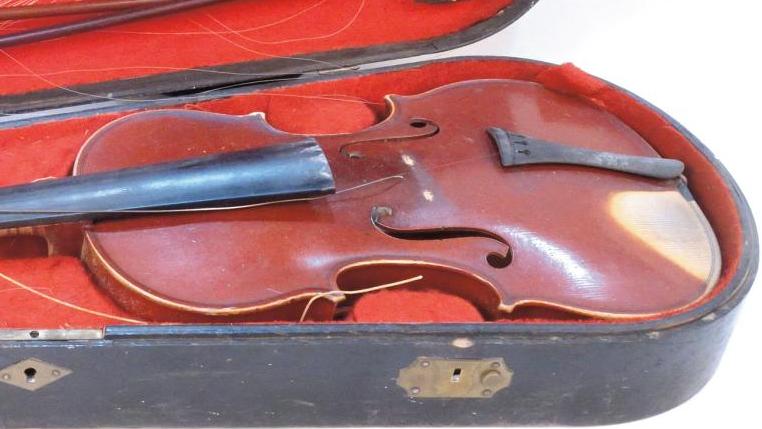 «Gand & Bernardel frères», violon, étiquette des fabricants, marquée à l’encre n° 490... Les violons de la fête impériale