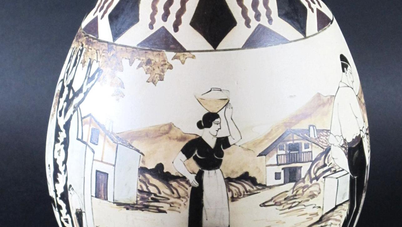 1 160,50 € Étienne Vilotte (1881-1957), Ciboure (manufacture), vase ovoïde, à décor... Cote : la poterie basque