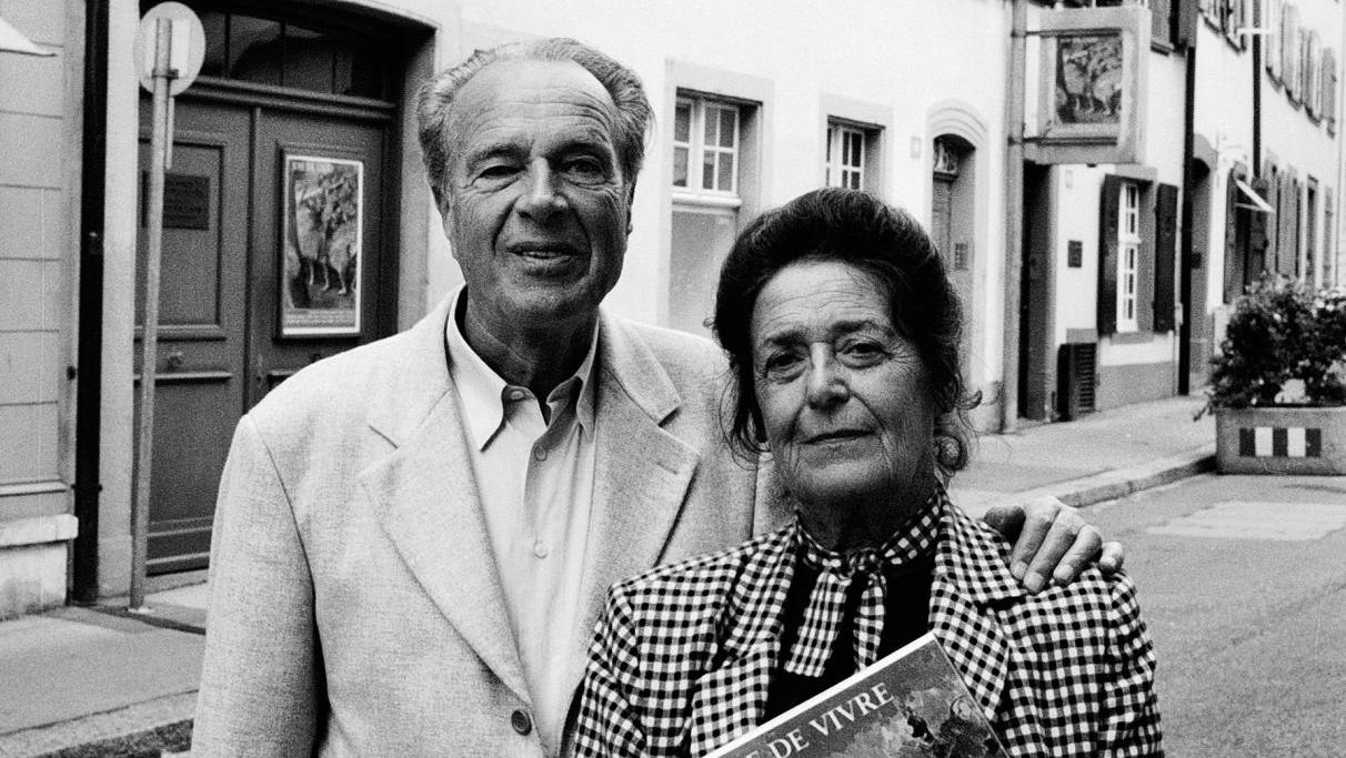Ernst et Hildy Beyeler devant la galerie Beyeler, 1997. Beyeler, naissance d’une fondation