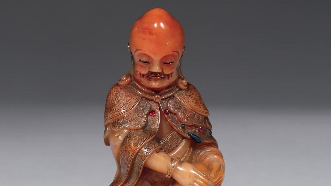Chine, dynastie Qing, époque Kangxi (1661-1722). Luohan en stéatite de couleur orange... Luohan, objet de lettré