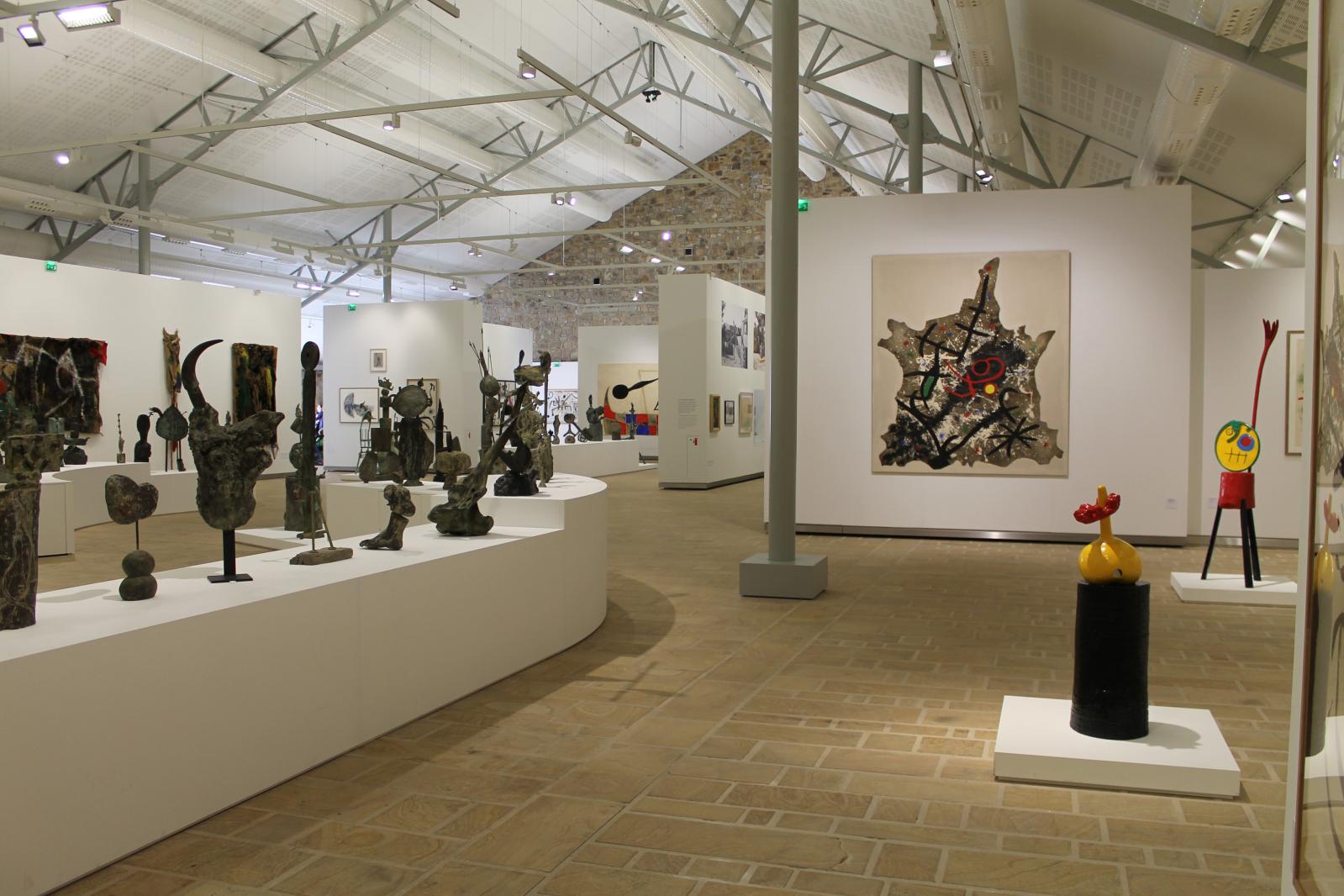 Vue de l’exposition «Joan Miró, l’Arlequin artificier», FHEL, 2013. 
