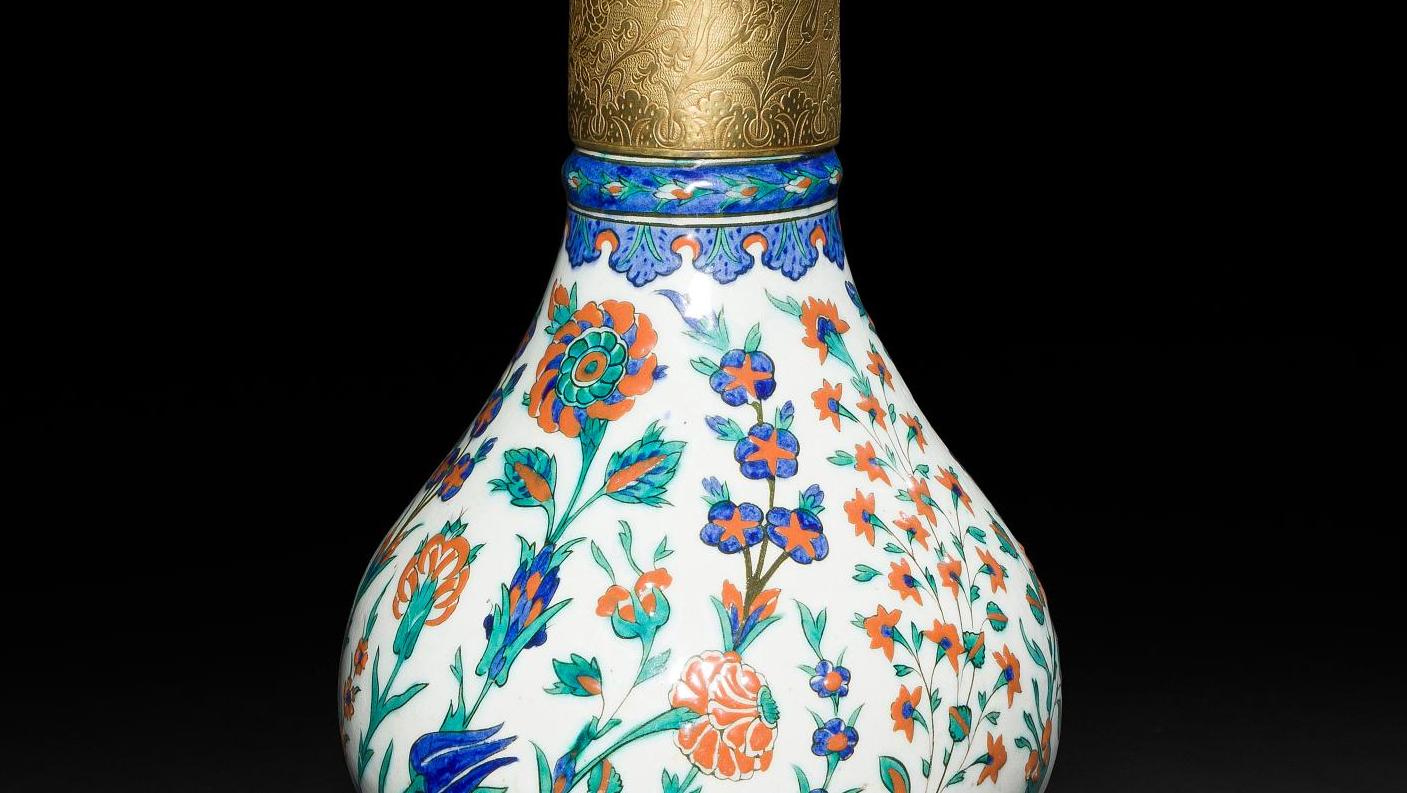 Turquie ottomane, Iznik, vers 1575. Vase à décor floral en céramique décor floral... Iznik, XVIe siècle
