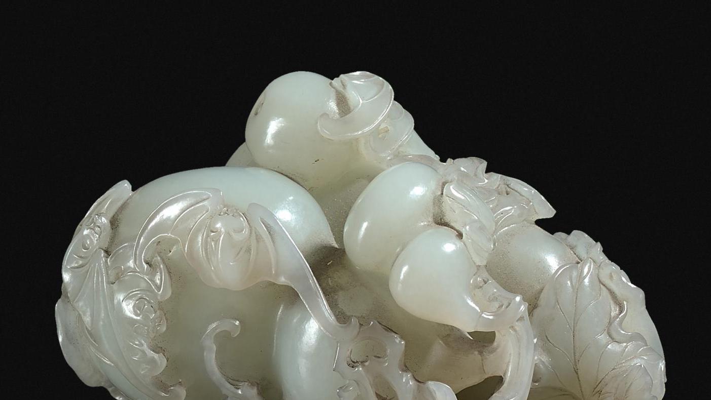 Chine, époque Qianlong (1735-1796), XVIIIe siècle. Groupe en jade blanc sculpté et... L’art des symboles chinois