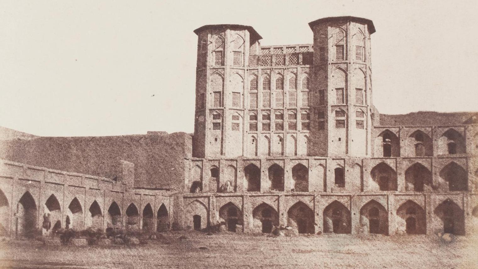 Luigi Pesce : Iran, Palais du gouvernement de Kermanshah.Mendel Diness (1827-1900)... L’Orient des photographes