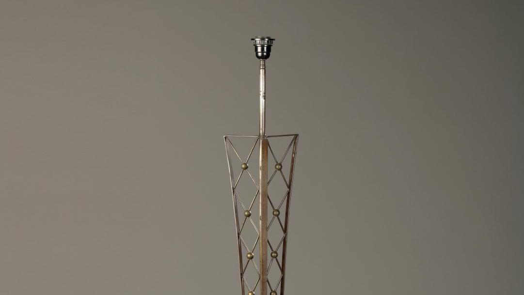 Jean Royère (1902-1981), lampadaire modèle «tour Eiffel» (créé en 1947) en métal... Royère au pinacle