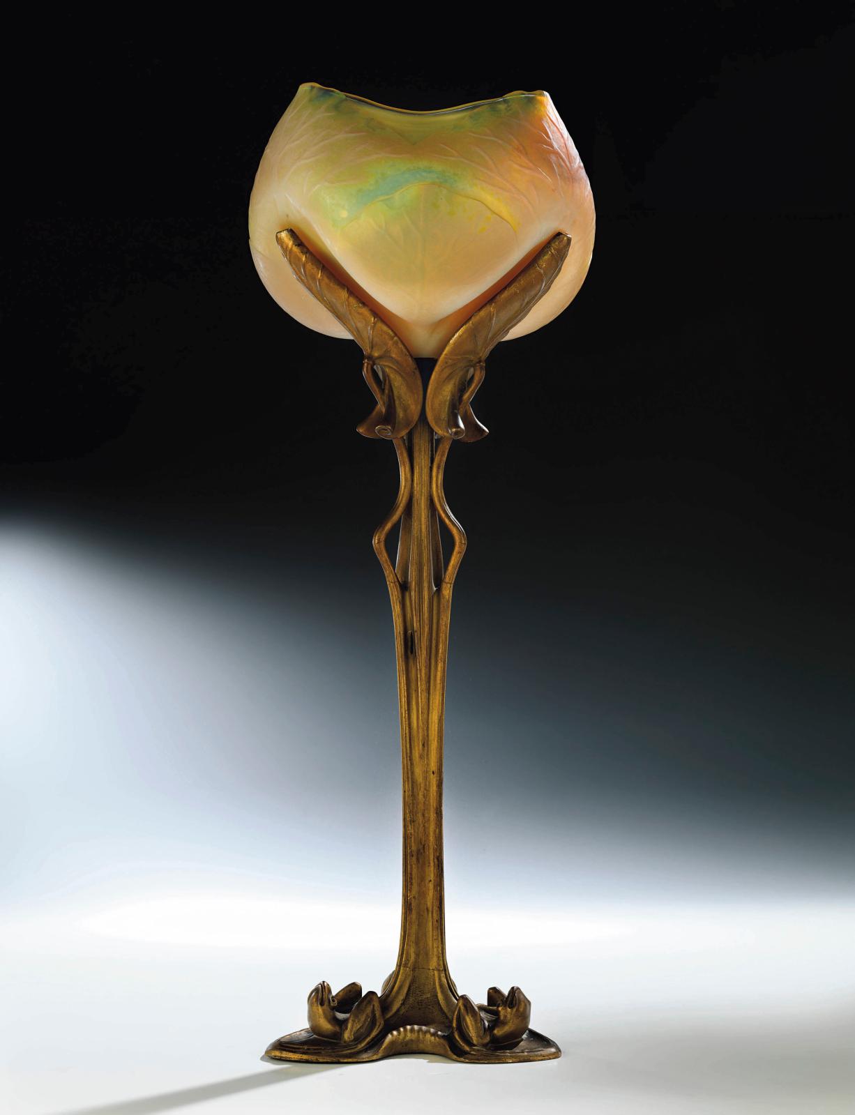 L’éclosion de Majorelle Élégante et raffinée, du haut de ses 74 cm, cette lampe de table a été créée vers 1903 par le maître de l’école de Nancy, Loui