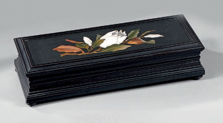 Fin du XIXe siècle, coffret rectangulaire (boîte à gants), placage d’ébène mouluré, couvercle orné d’une branche de magnolia en pietra dura, 7,5 x 33,