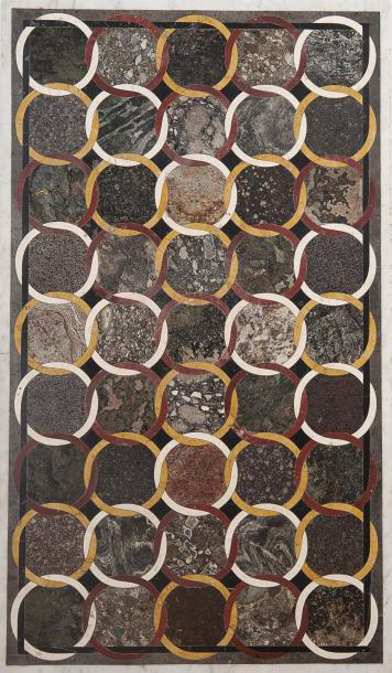 Fin du XIXe siècle, plateau à décor de cercles entrelacés blanc, jaune et rouge sur fond noir, marqueterie de marbres et pierres dures, 97 x 55,5 cm.D