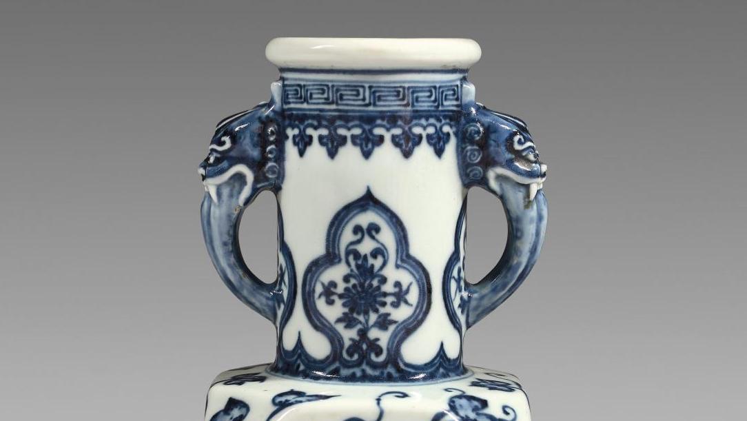 Chine, période Yongzheng (1723-1735). Vase en porcelaine de forme balustre à décor... Un vase Yongzheng au sommet