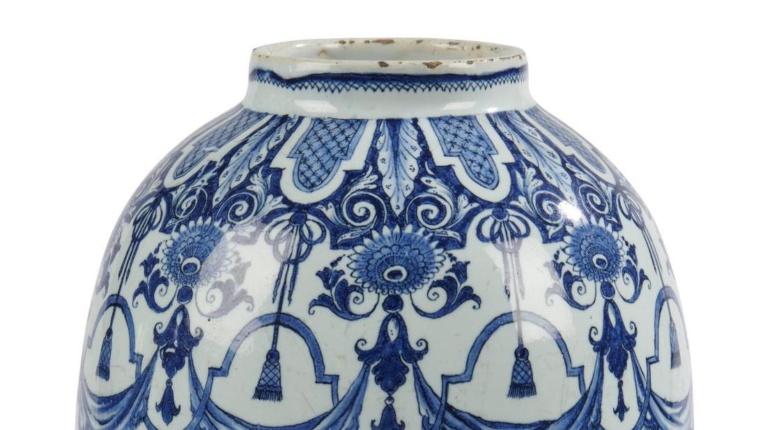 Rouen, manufacture de Poterat, fin XVIIe-début XVIIIe siècle. Vase de forme oblongue... Les faïences de Poterat à Rouen