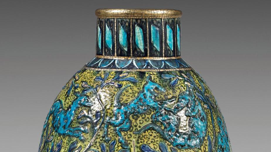 André Metthey (1871-1920), vase en faïence émaillée décoré en relief de cavaliers... Luxe, calme et Méditerranée