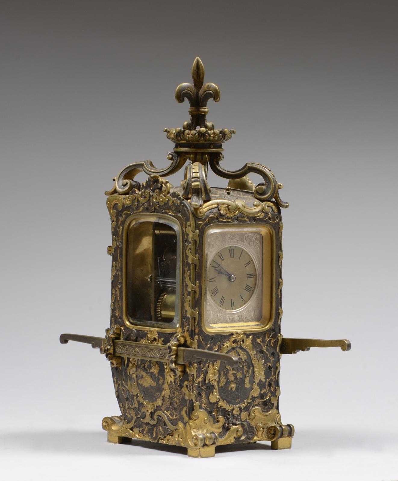 Pendulette de voyage en forme de chaise à porteurs, bronze doré et patiné à décor en trompe l’œil de cuir damasquiné de scènes galantes, vers 1880, 28