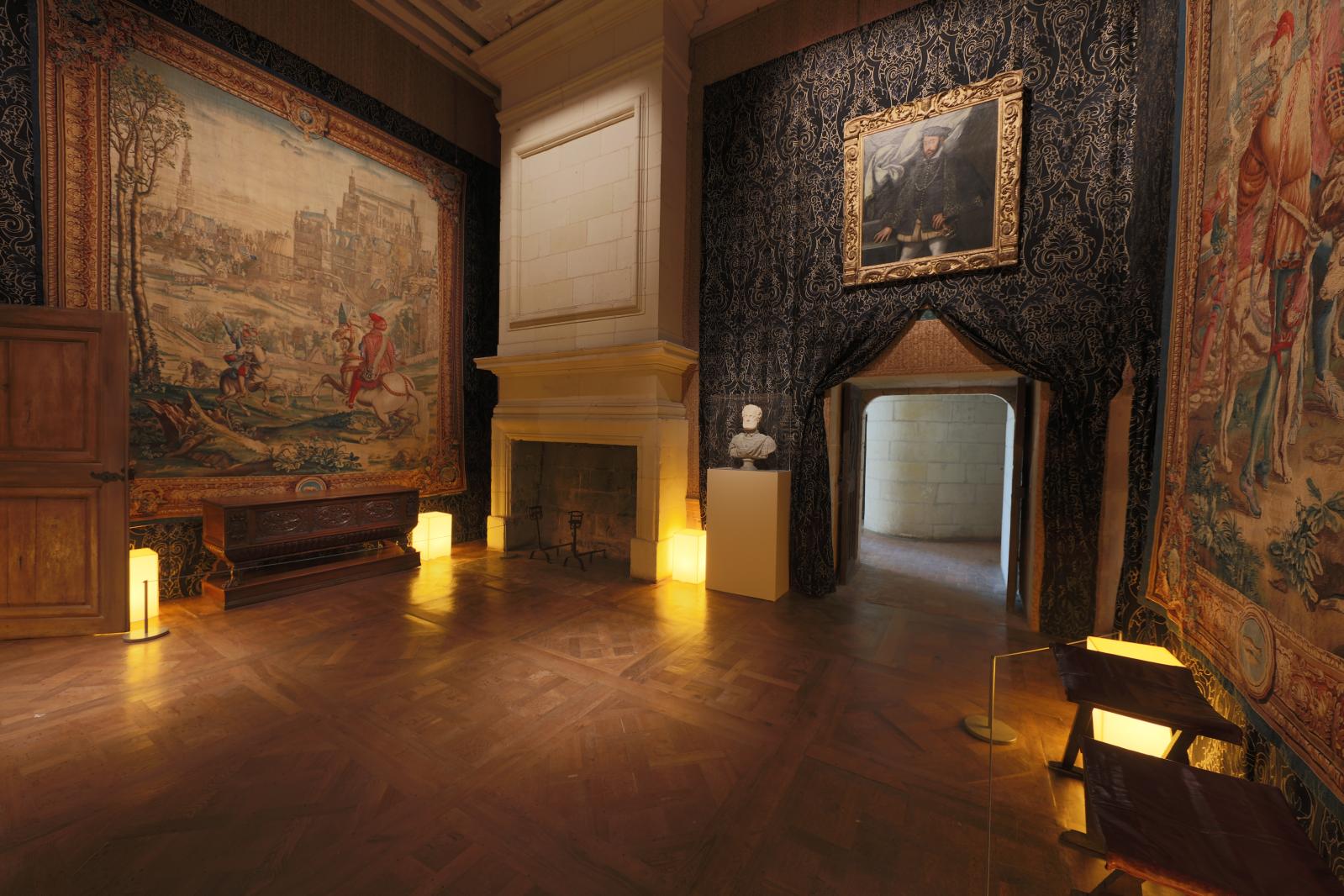La grande salle du roi est recouverte de tissu damas de la maison Watts of Westminster sur lequel se détache le portrait d’Henri II par François Cloue