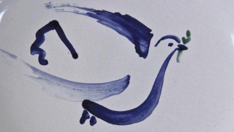 Pablo Picasso (1881-1973), La Colombe de la Paix, céramique peinte émaillée, signée... Une colombe de Picasso pour le congrès du PC