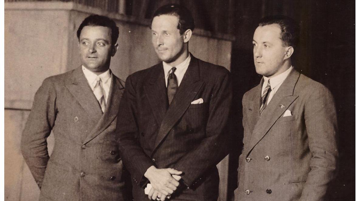 558 €Jean Mermoz, entouré de Jean Dabry et Léopold Gimié devant un hangar, 1930,... Les souvenirs d’aviation
