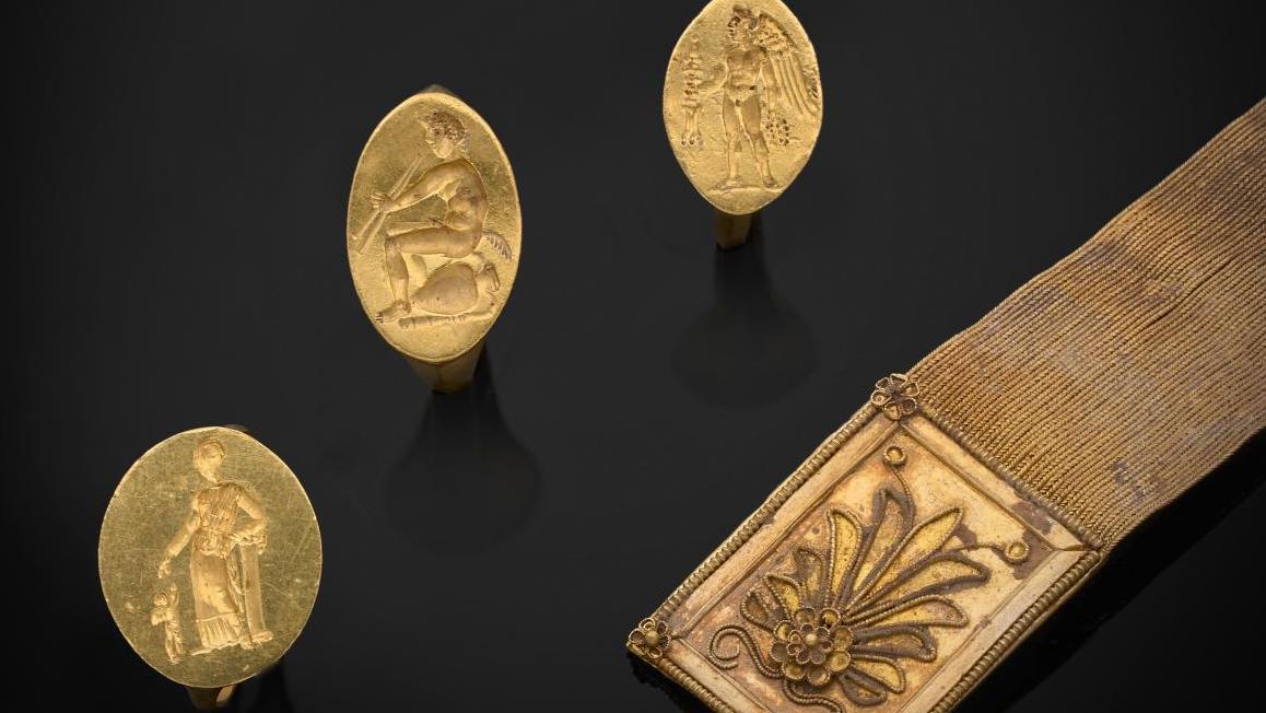 Art grec, entre la fin du Ve et le début du IIIe siècle av. J.-C. Trois bagues aux... Une collection en or