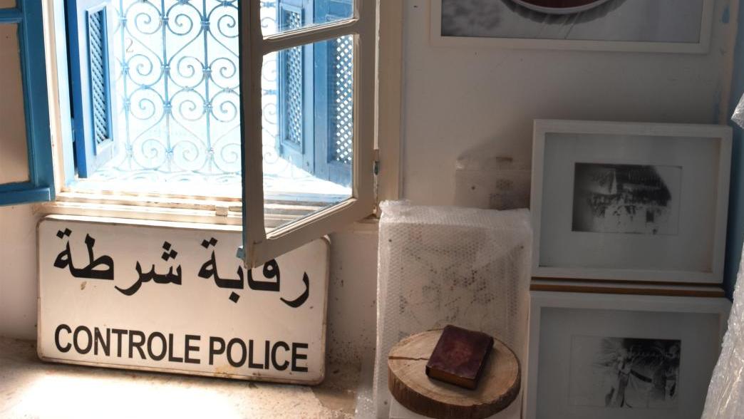 Vue de l’atelier de la photographe Héla Ammar, à Sidi Bou Saïd. L’art en Tunisie, six ans après la révolution 
