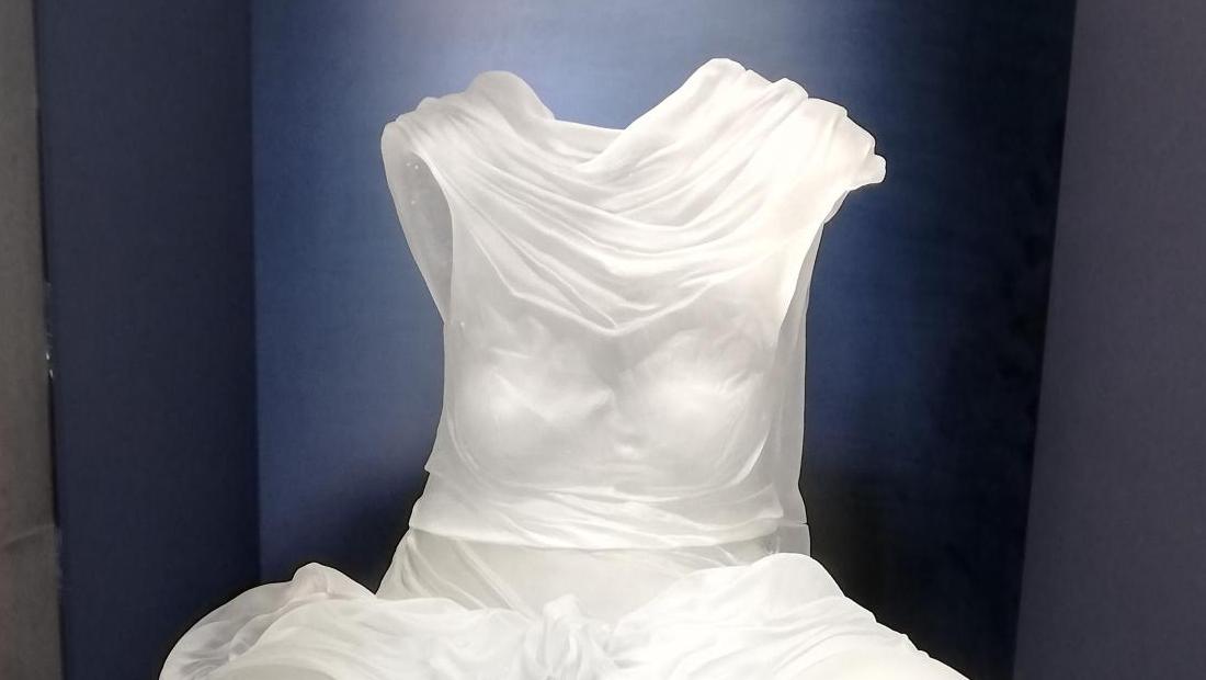 Karen Lamonte, Seated Dress, impression en verre drapé, 2007, 123 x 75 x 68 cm, collection... Le MusVerre, poésie en verre et en couleur