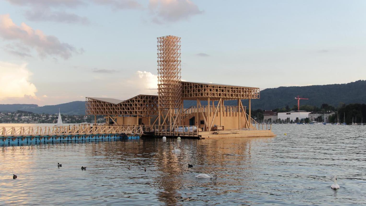 Vue du Pavillon des réflexions, une structure éphémère flottante sur le lac de Zurich... Manifesta 11 «What People do for Money : Some Joint Ventures»