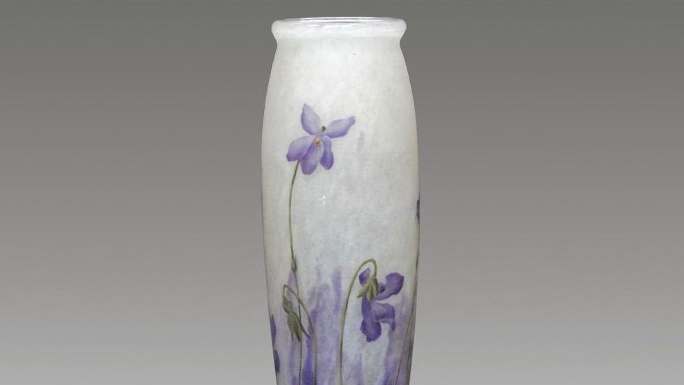 Daum Nancy, début du XXe siècle, vase fuselé en verre double à col ourlé et base... De tendres violettes par Daum Nancy