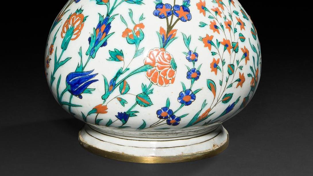 Turquie ottomane, Iznik, vers 1575. Vase à décor floral en céramique polychrome,... Iznik et le langage des fleurs