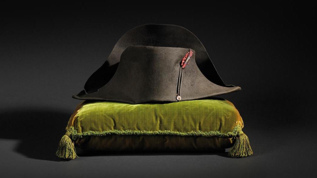 1 500 000 € Chapeau de l’Empereur, dit «à la française», en feutre dit «castor noir»,... Napoléon Ier for ever