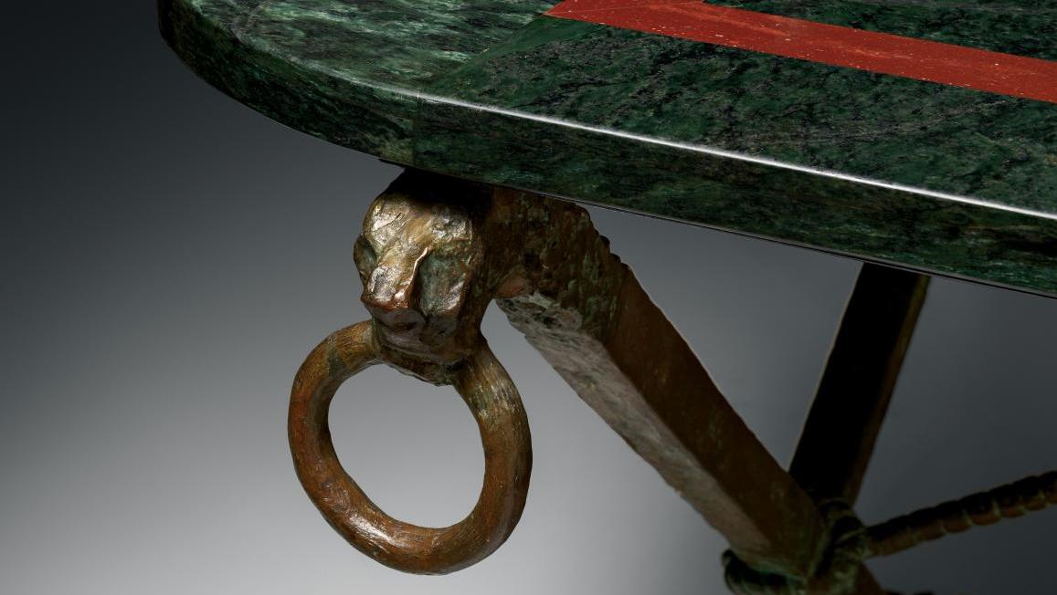 Détail de la table d’André Arbus présentée par la galerie Chastel-Maréchal à la 28e Biennale... Les trésors du Grand Palais
