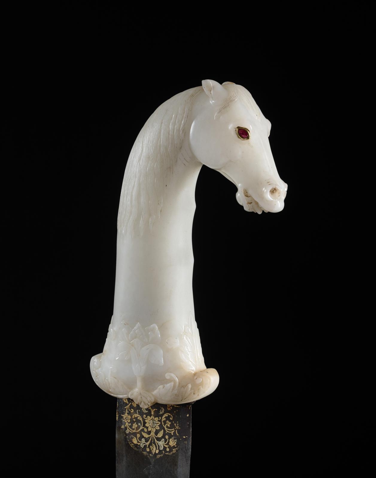 Inde, XVIIe siècle, époque moghole. Khanjar à tête de cheval, lame en acier damasquiné d’or blanc et rose, poignée en jade blanc, yeux en rubis montés