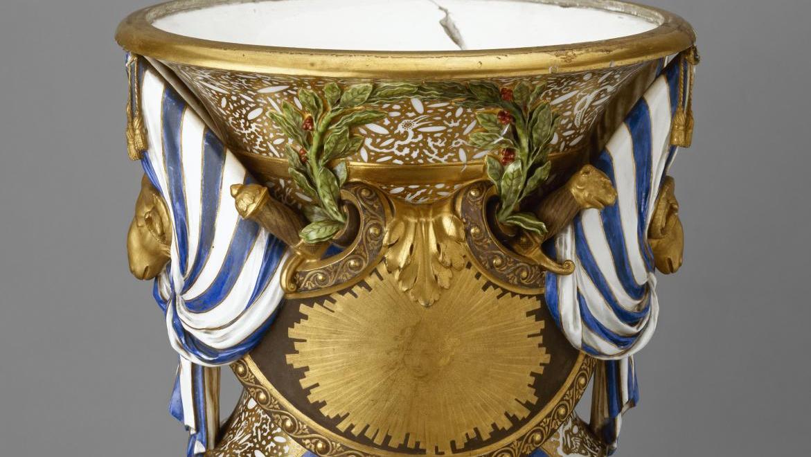 Manufacture de Sèvres, 1780. Vase «Militaire» en porcelaine dure, marques peintes... La Biennale lance son in ! 