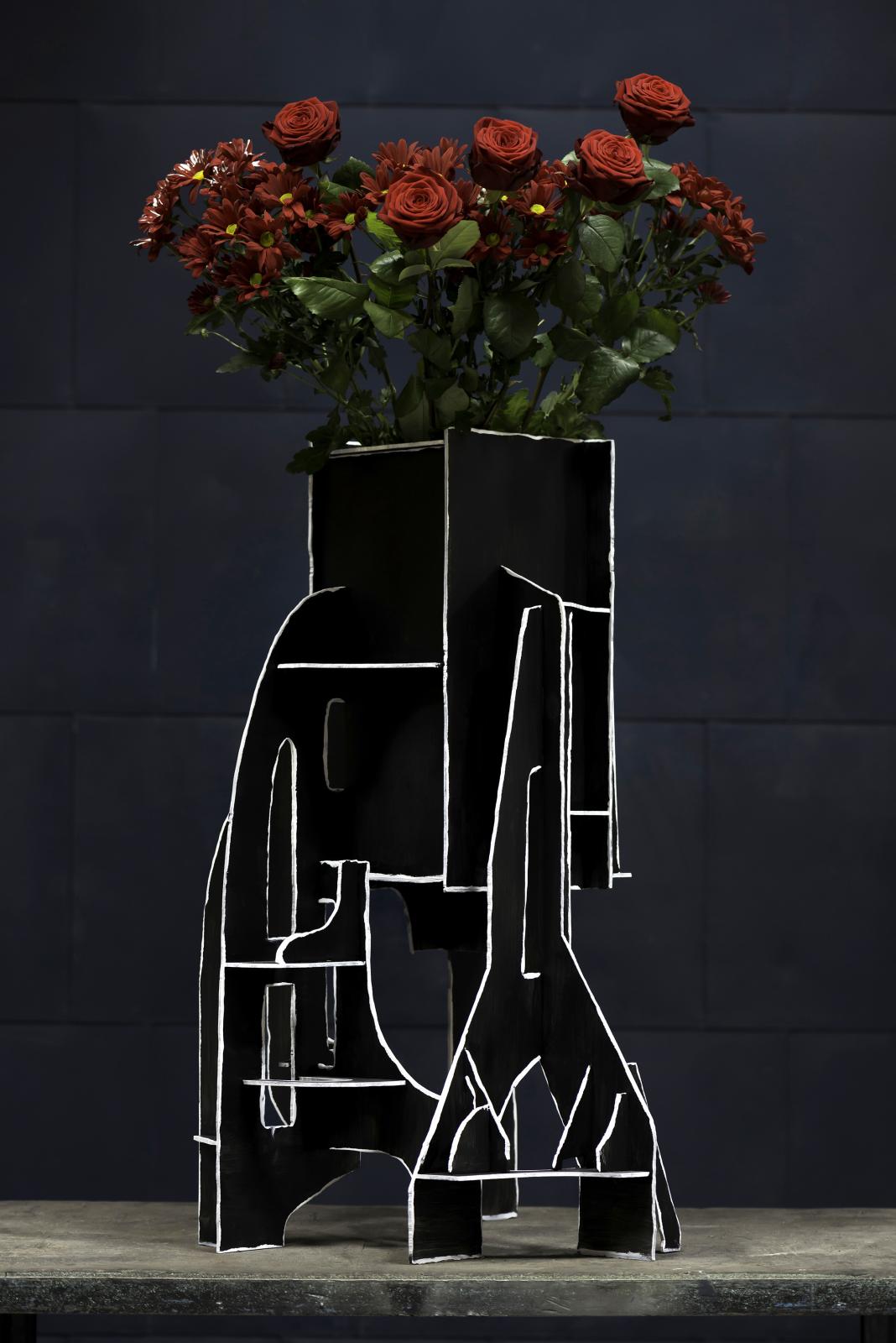 Joost van Bleiswijk (né en 1976), Protopunk, 2016, vase avec roses, acier, peinture, vernis, 51 x 44 x 84 cm, 2016.