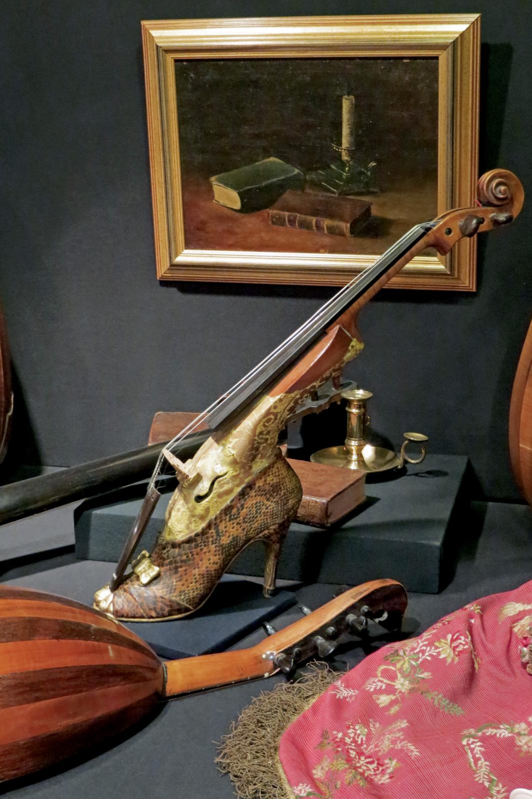 Violon fétiche de Jacques Grandchamp, à côté d’une mandoline lombarde et d’une musette de cour du XVIIIe siècle. Photo DR