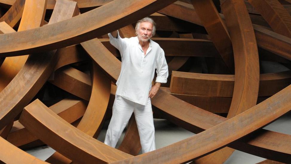 Bernar Venet et son Effondrement 200 tonnes, 2017, œuvre présentée à la Fondation... Bernar Venet, le colosse aux pieds d’acier