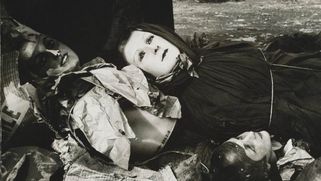 Lucien Clergue (1934-2014), Mannequins du chiffonnier, Arles, 1956. Avec l’aimable... La Croisière : Clergue & Weston. Première expo, premières œuvres