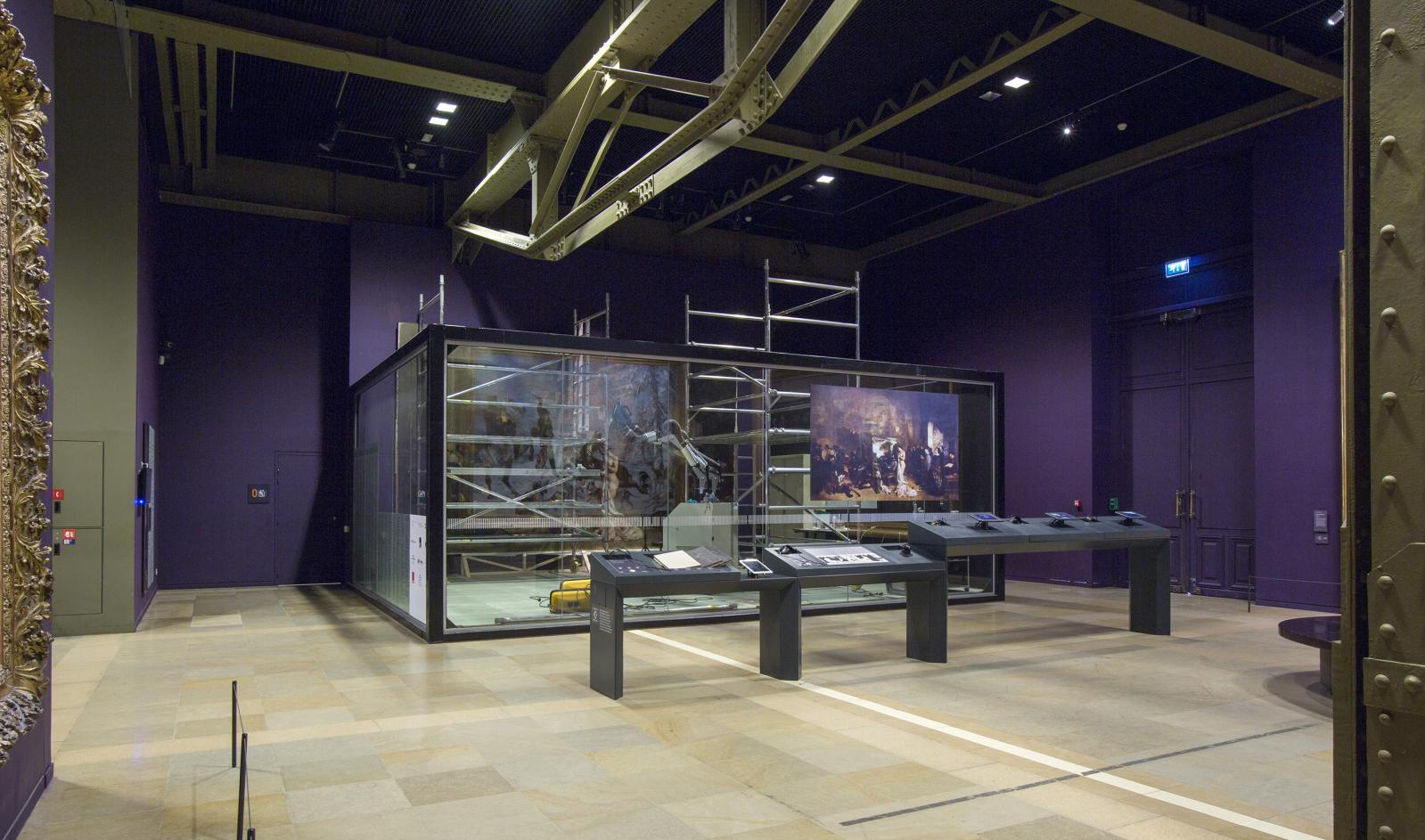 L’Atelier du peintre, de Gustave Courbet (1819-1877), en restauration dans sa bulle de verre au musée d’Orsay.