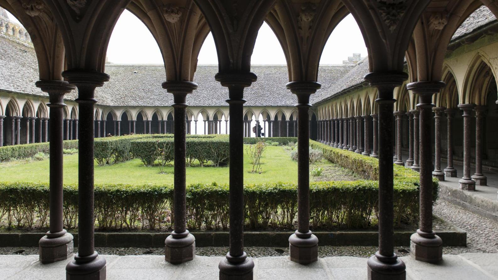 La restauration du cloître de l’abbaye du Mont-Saint-Michel donne lieu à une souscription,... Le crowdfunding : mode ou (r)évolution ?