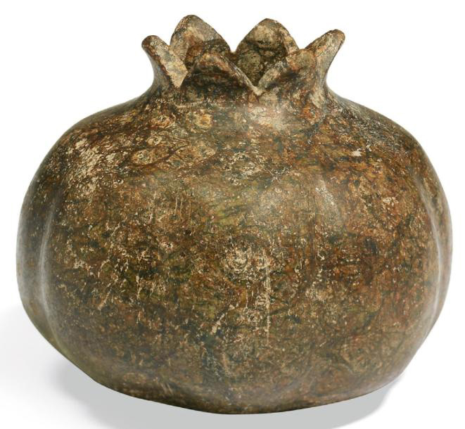 4 000 €Proche-Orient, seconde moitié du IIe millénaire av. J.-C. Flacon en forme de grenade, serpentine (?), h. 7 cm. Drouot, 30 novembre 2012.Pierre 