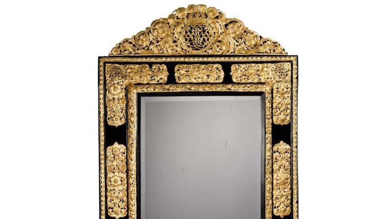 18 675 € Époque Louis XIV. Miroir en bois noirci et cuivre repoussé, 150 x 101 cm.Drouot,... Derrière le miroir